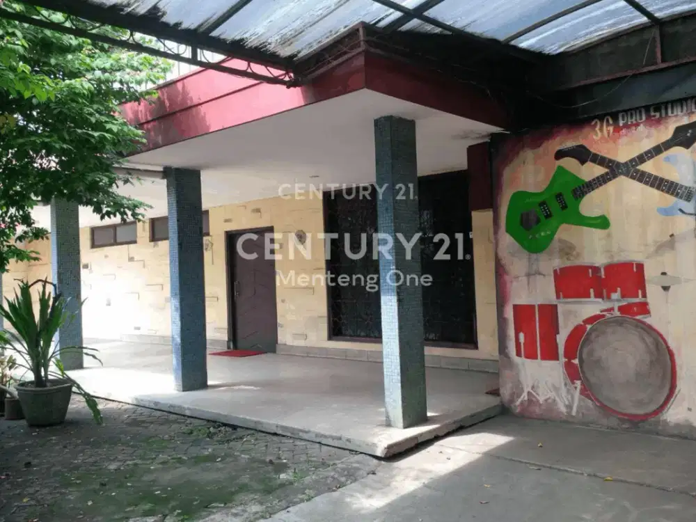 Rumah Luas Dekat Jalan Utama Di Menteng