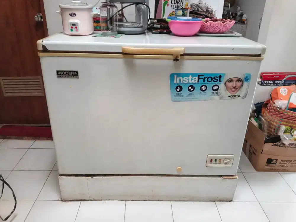 freezer merk modena bekas