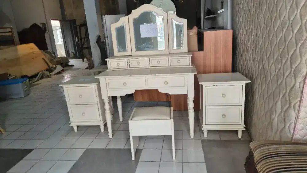 Satu set meja rias dan nakas