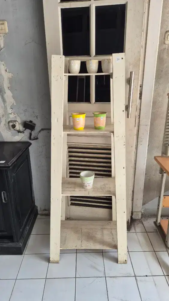 Rak kayu bekas warna putih.
