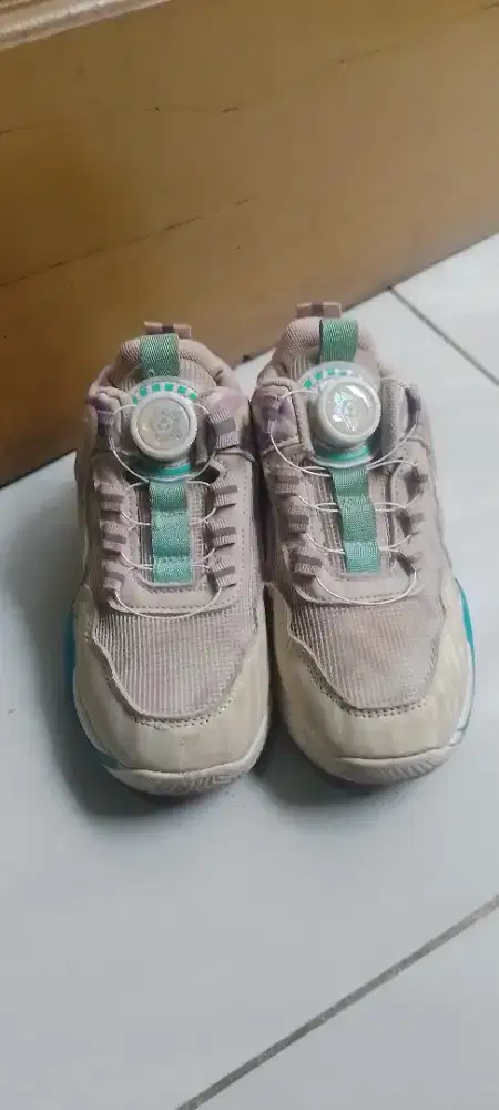 Sepatu anak-anak