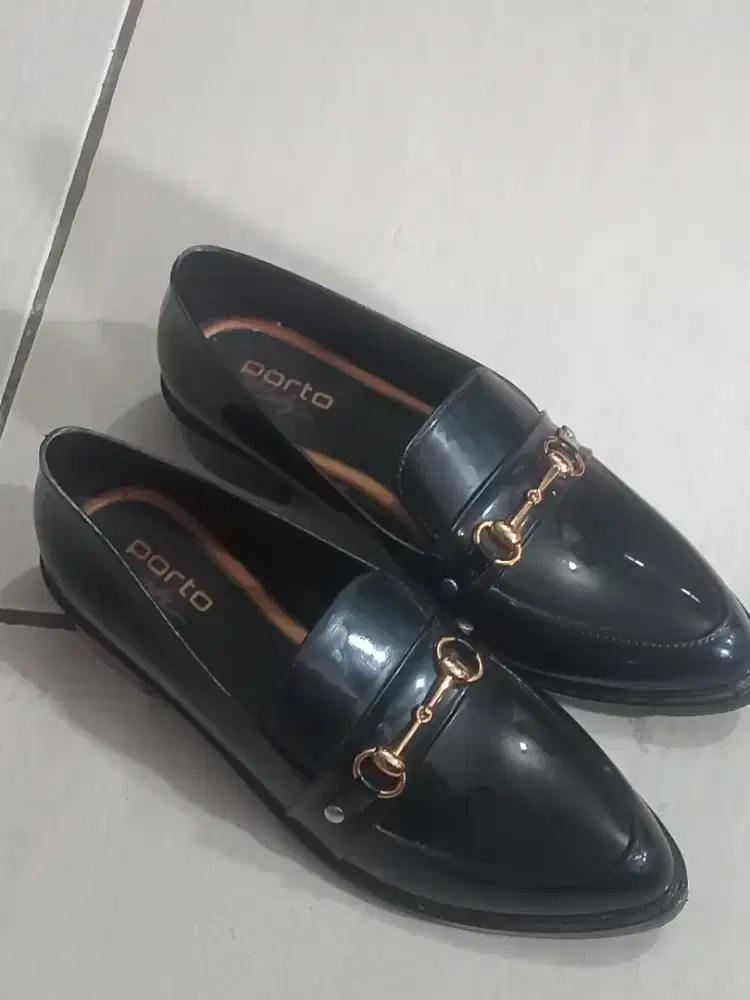 sepatu hitam wanita