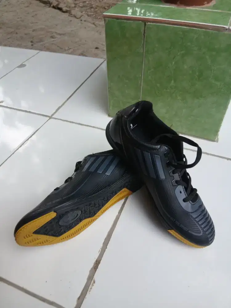 Sepatu futsal size 40 kondisi baru