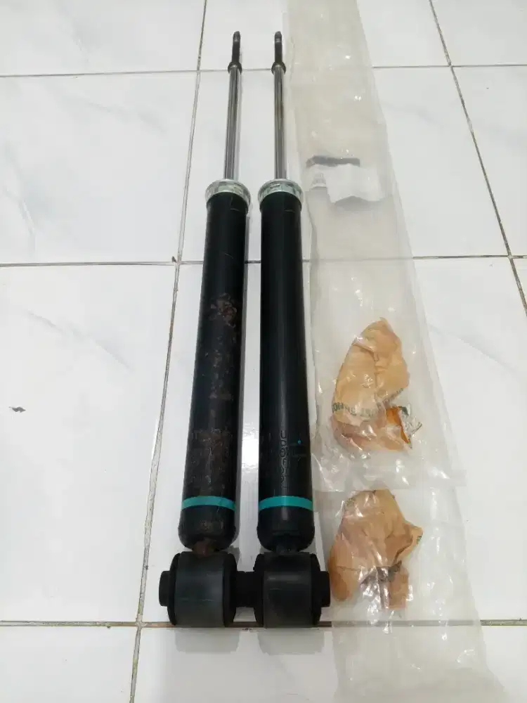 Jual Shock Breaker Belakang Ori Mitsubishi Xpander Cross 2021