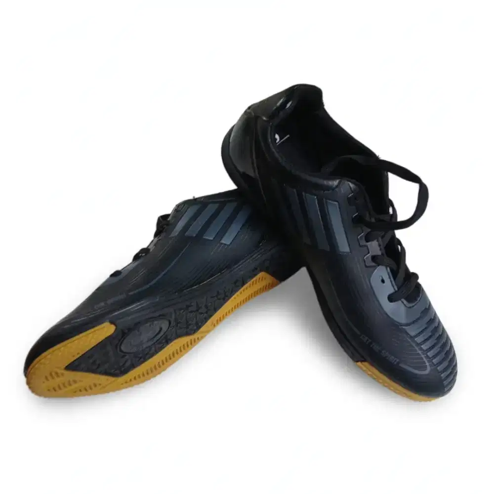 Sepatu futsal size 40 kondisi baru