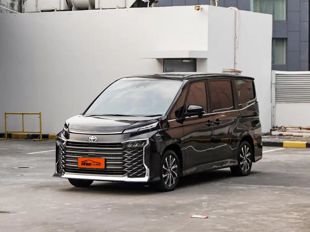 Toyota Voxy 2.0 AT TSS 2025 hitam ganjil