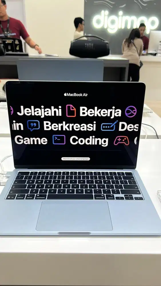 macbook air (13,6inci) bisa melayani home credit