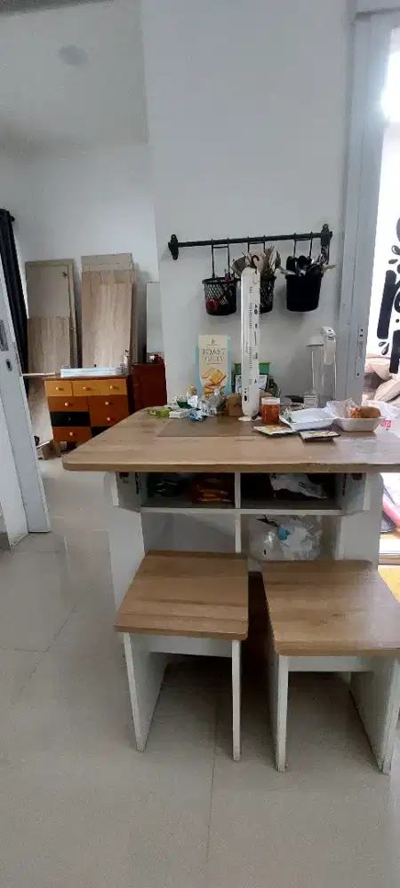 Meja makan minimalis