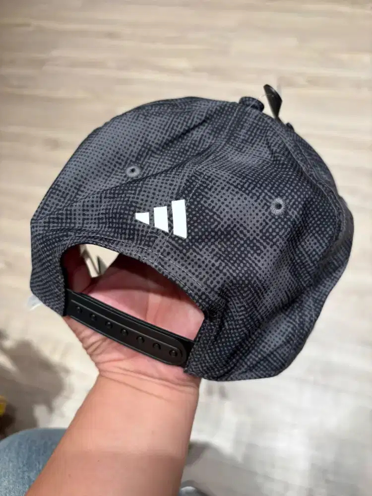 Dijual topi Adidas masih baru