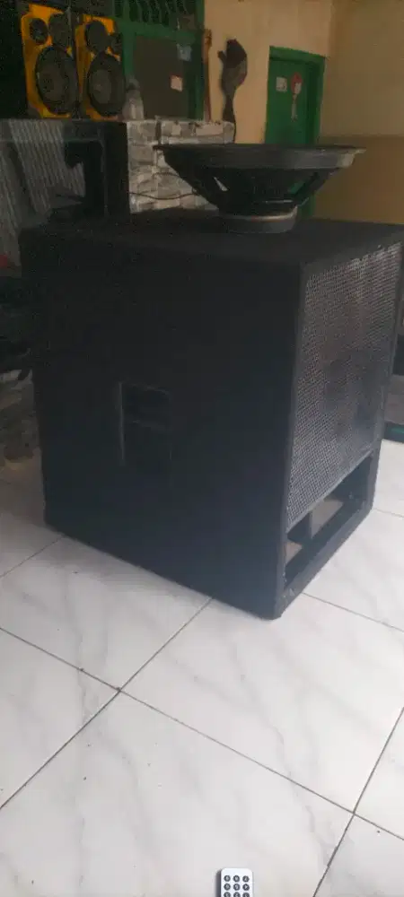 SATU UNIT BOX SPEAKER 15 IN TEBAL DAN FULL KARPET