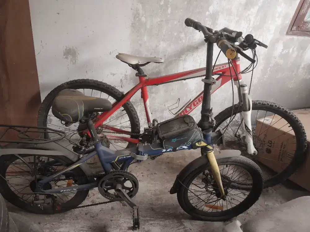 Dijual cepat 2 unit sepeda. Polygon xtrada 4 dan sepeda lipat trex