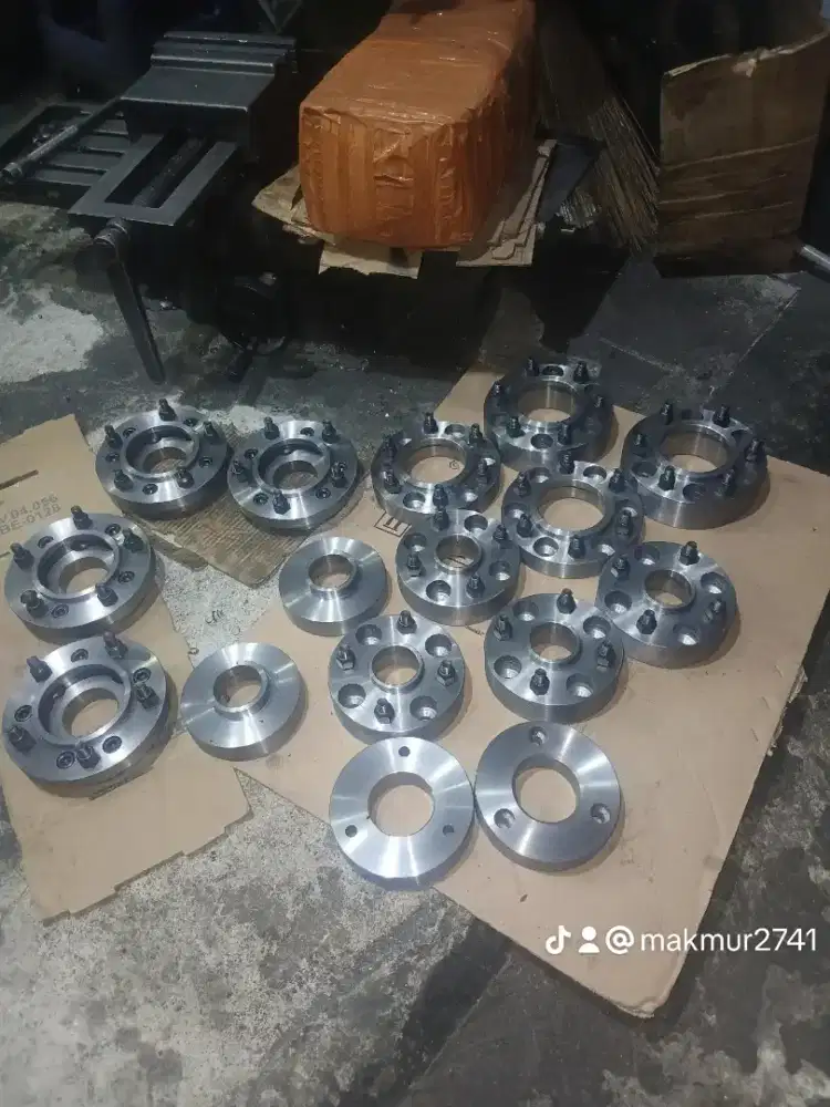Adaptor velg mobil dan peninggi per