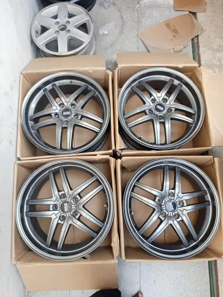 Velg rays versus r18 5x114 lbr8 et45