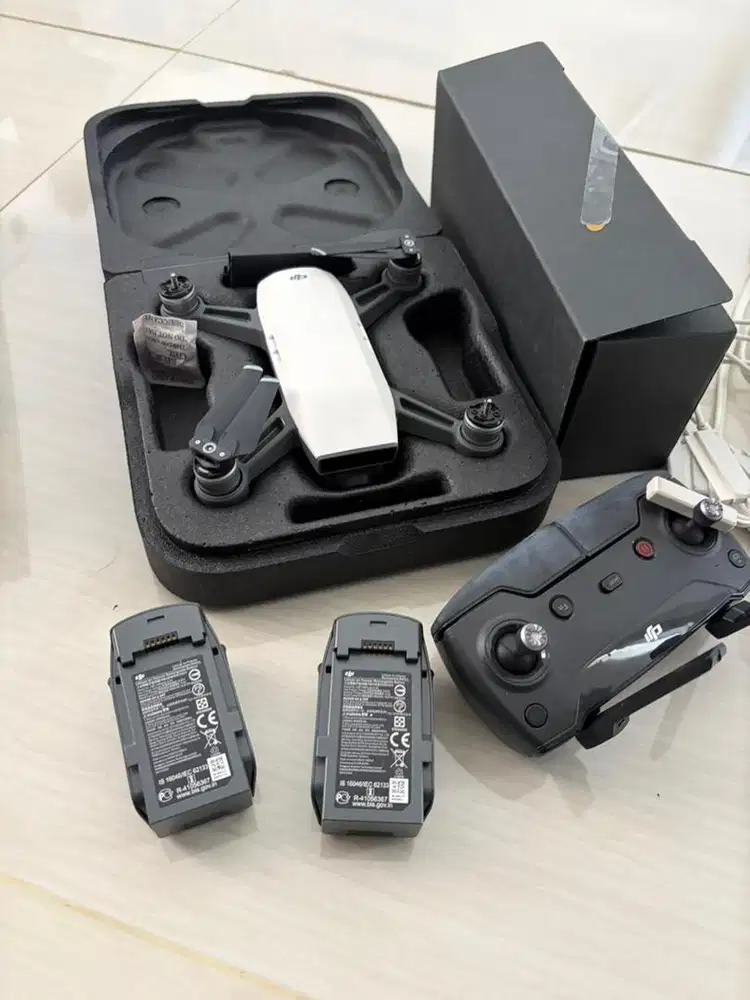 DJI SPARK DRONE + REMOTE CONTROLLER + 2 BATERAI