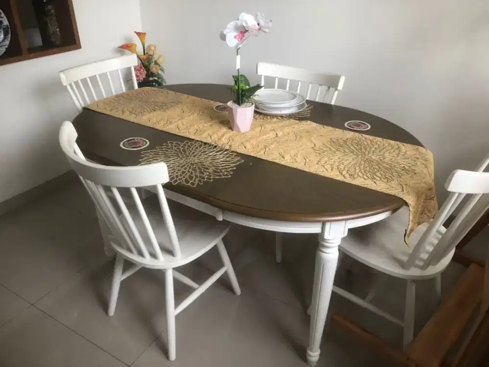Meja dan Kursi Makan