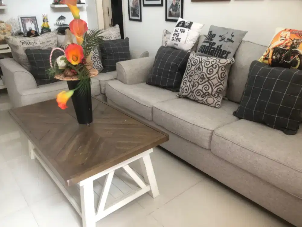 Meja dan sofa untuk ruang tamu