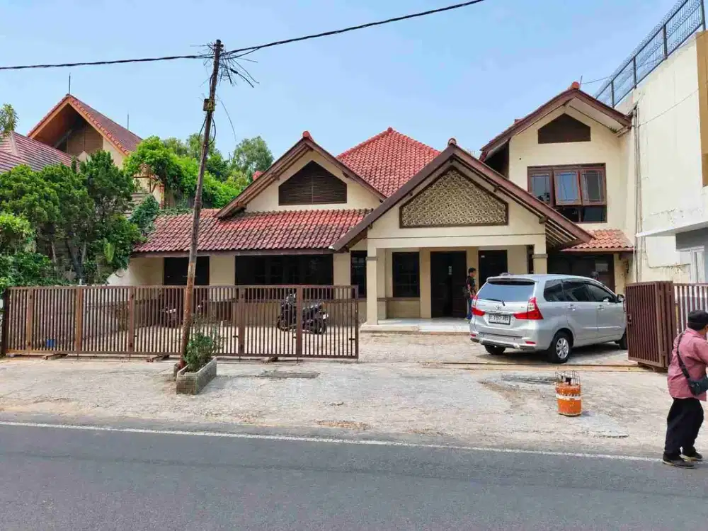 Disewakan Rumah / ruang usaha besar strategis ramai sayap Riau Bandung