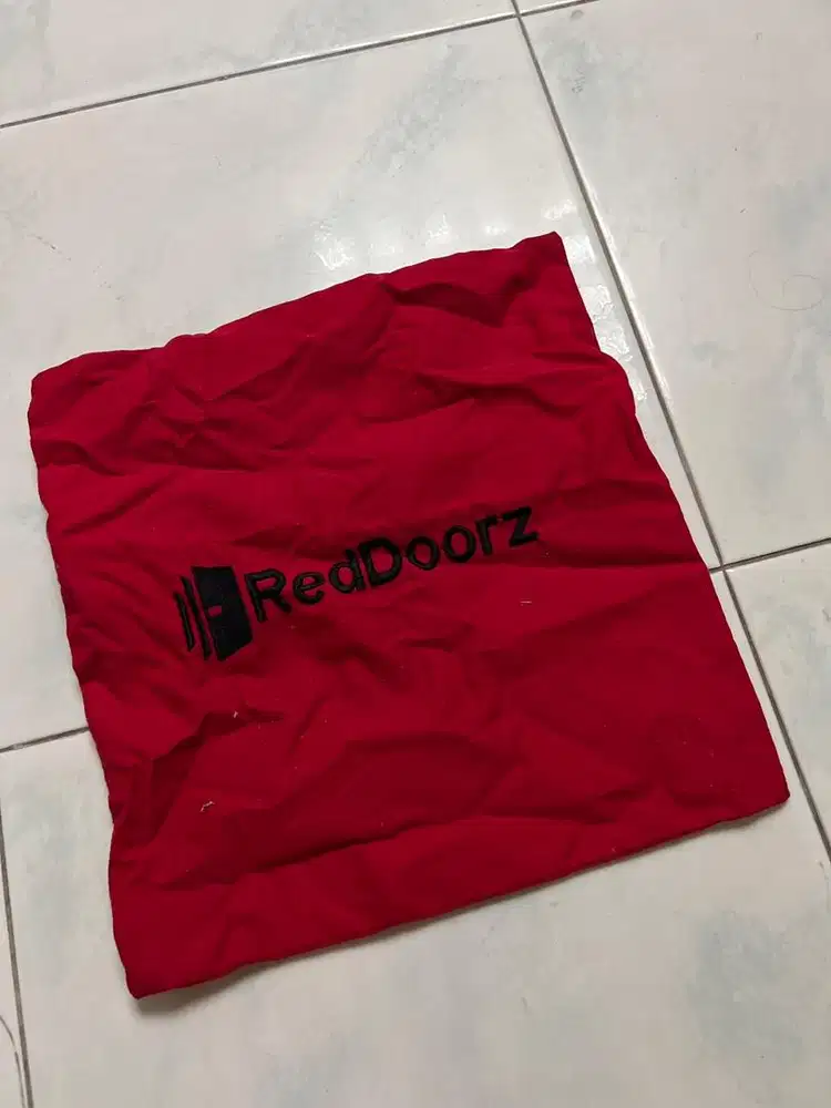Sarung Bantal Reddoorz 25x25cm