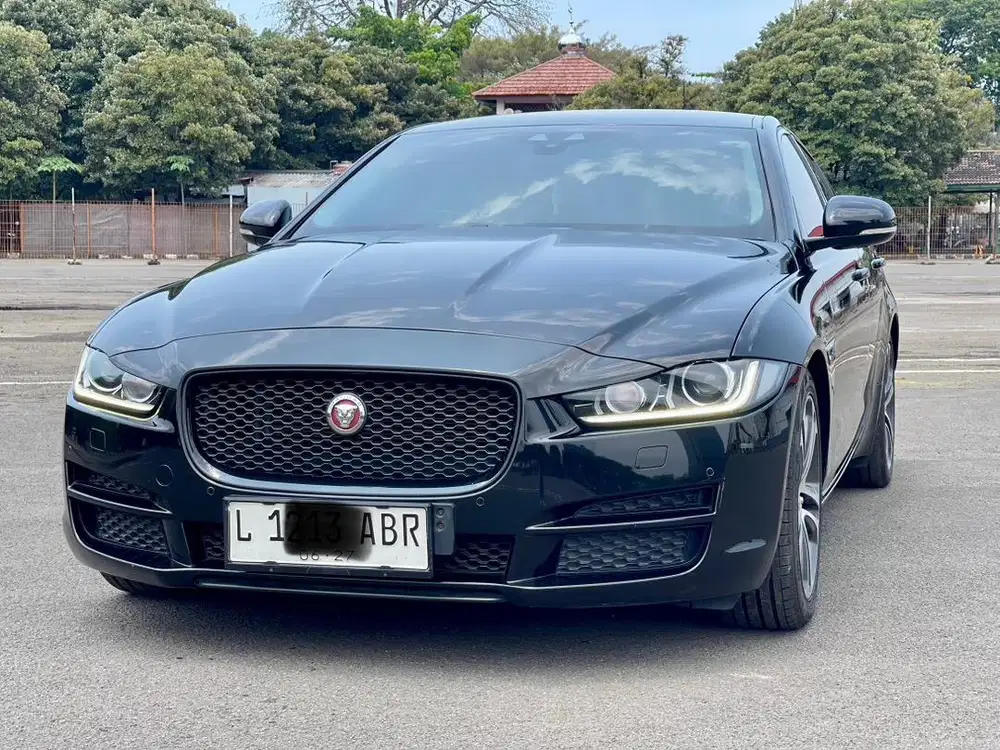 DIJUAL CEPAT JAGUAR XE AT 2016 HITAM