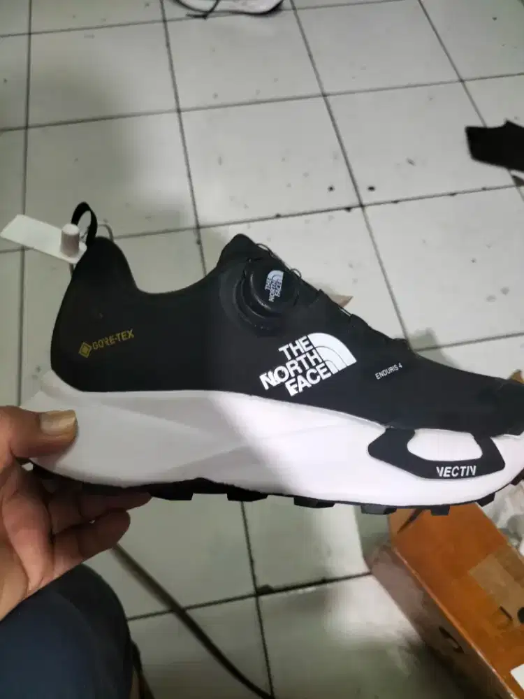 Sepatu trail run TNF