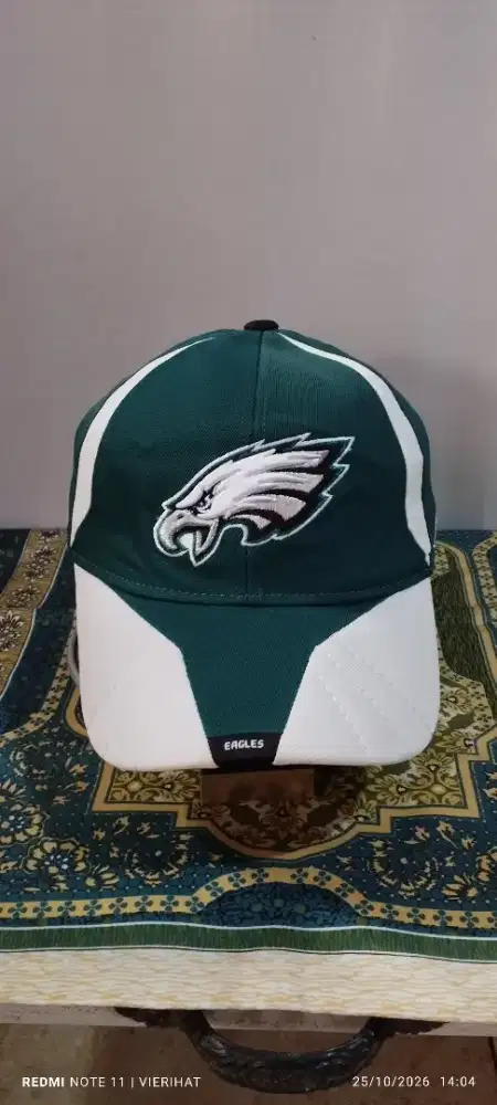 Bil Up Reebok
 Philadelphia Eagle NFL 
Size M-L
Full tag
