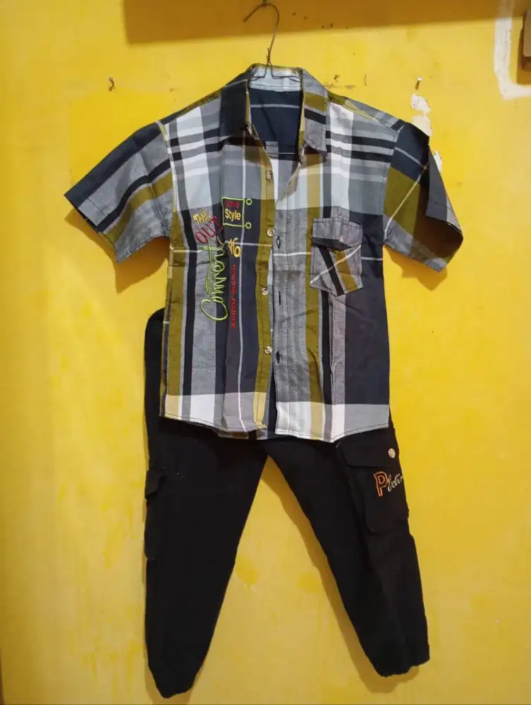 Kemeja Anak Lengan Pendek Kotak-Kotak & Celana Panjang Hitam Mulus