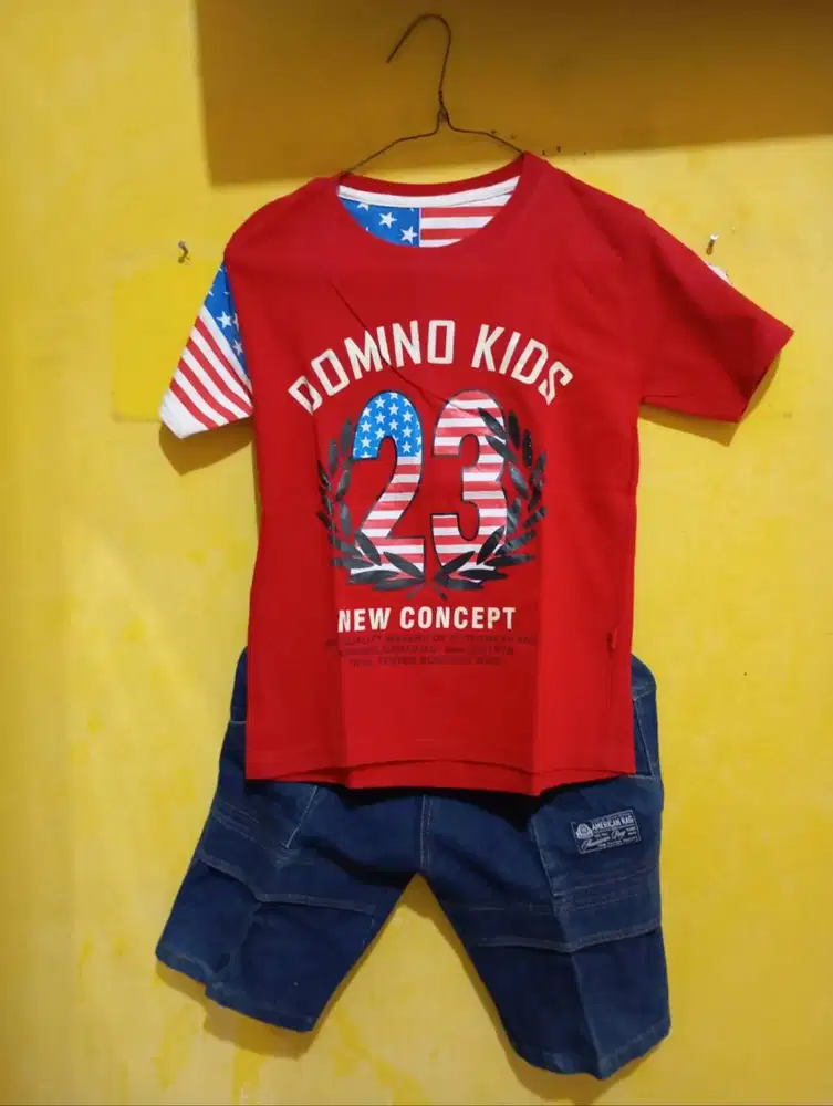 Kaos Anak Lengan Pendek Merah Motif Bendera & Celana Pendek Jeans