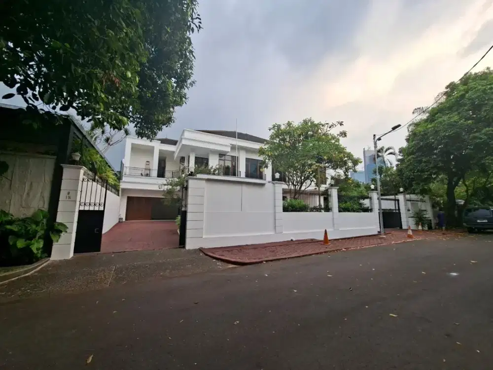 DISEWAKAN RUMAH MEWAH DG HALAMAN LUAS DI PATRA KUNINGAN JAKARTA SELATAN