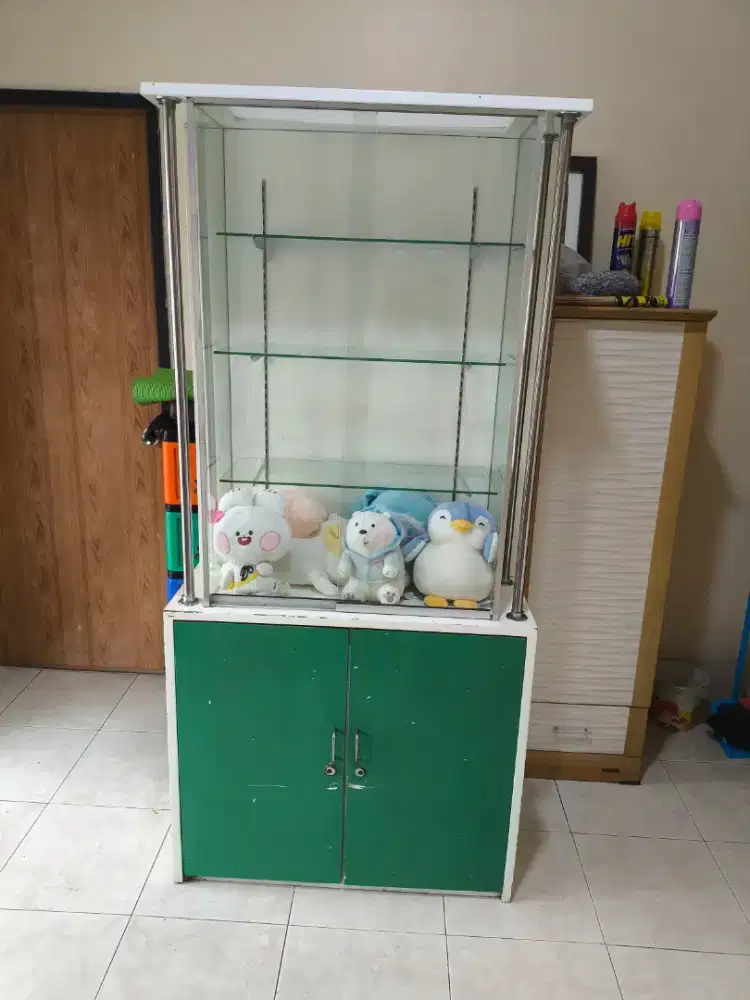 Lemari Pajangan dan rak penyimpanan.