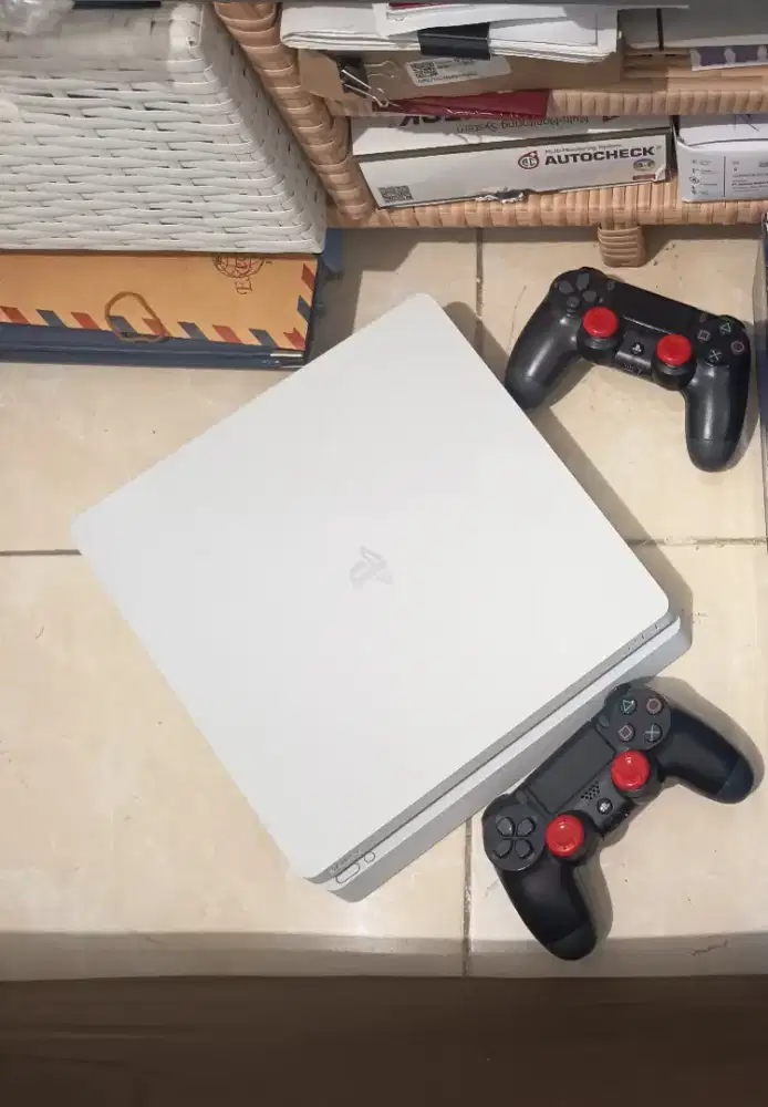 Dijual cepat PS 4 Slim 1tb