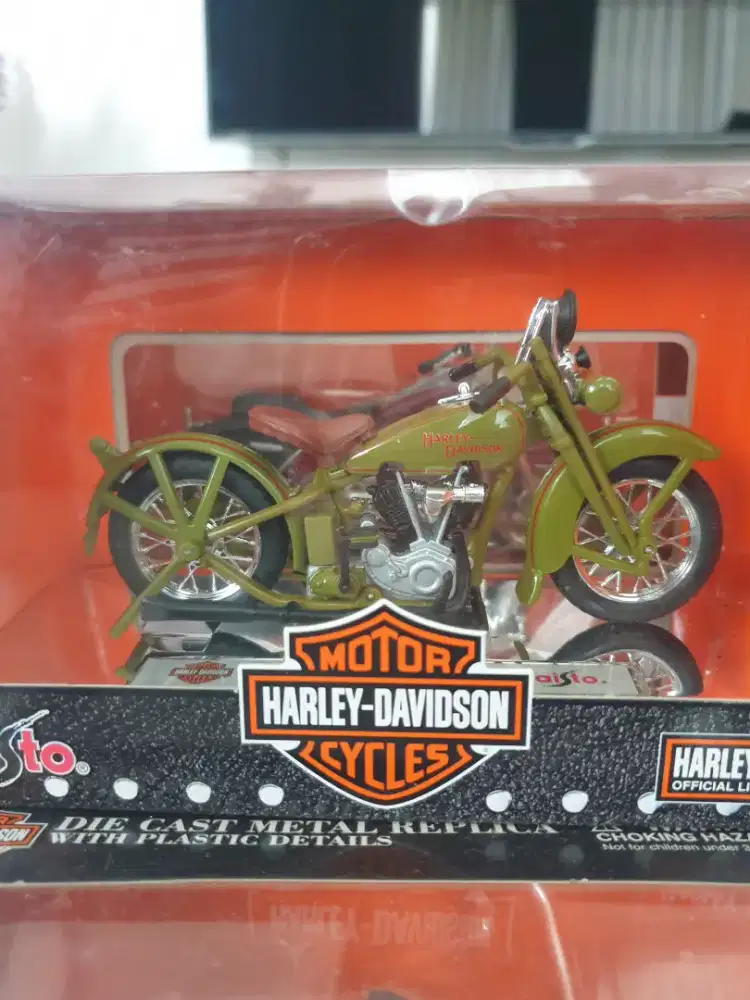 Die cast metal replica 1:18