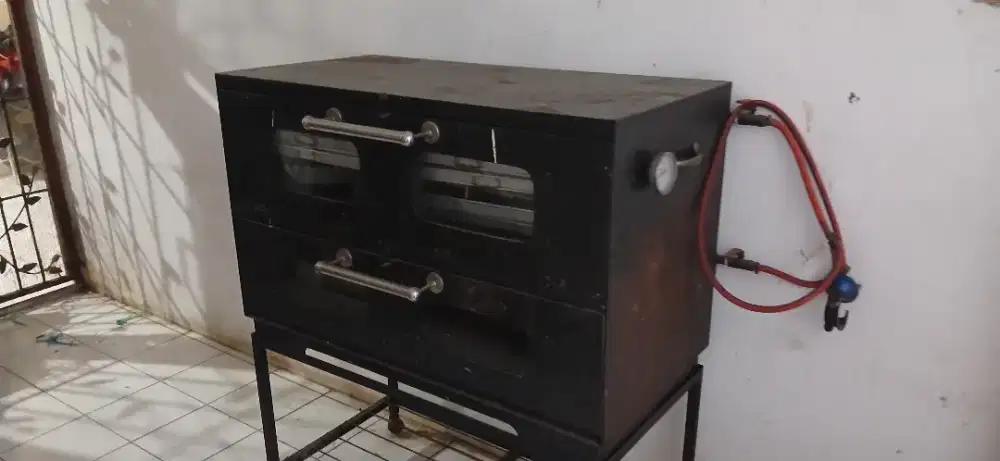 Oven gas besar dengan loyang