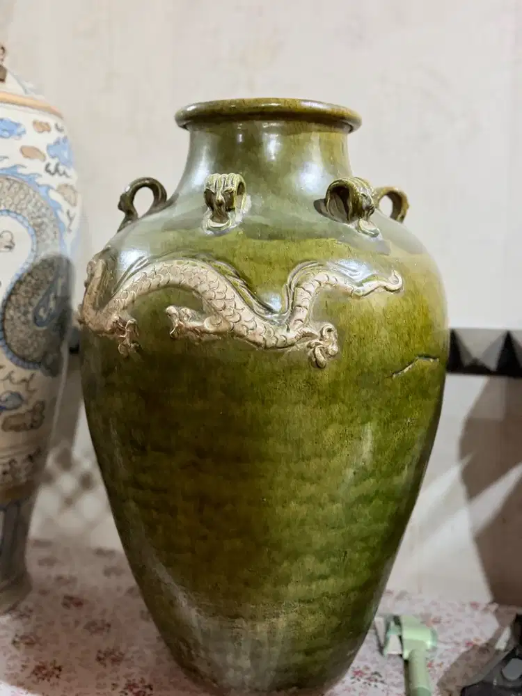 Guci Keramik Hijau Lumut Motif Naga Timbul – Tinggi 55 CM