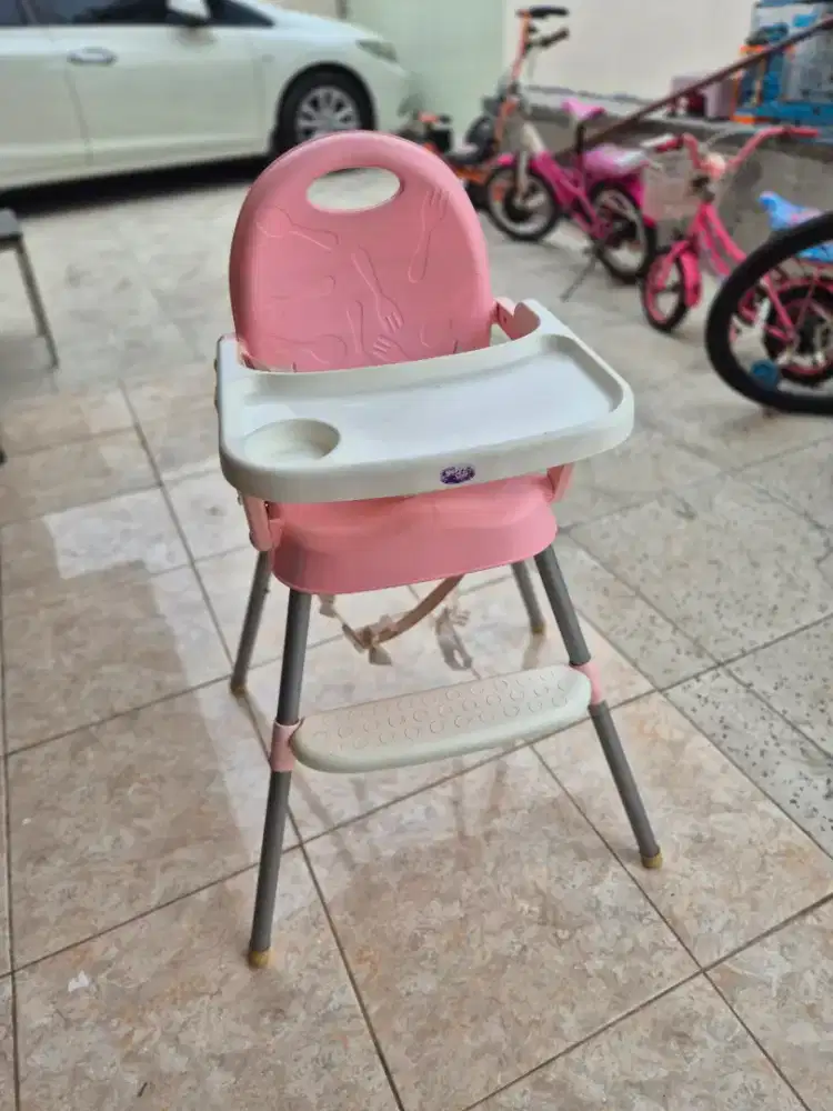 Tempat duduk dan makan anak