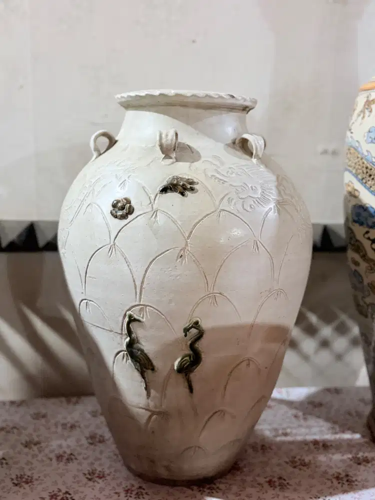 Guci Keramik Putih Gading Motif Burung – Tinggi 49 CM
