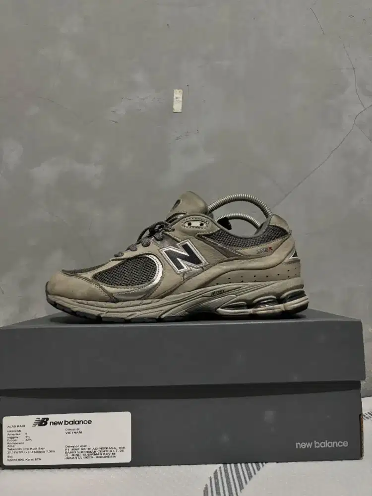 NB 2002R SIZE 9