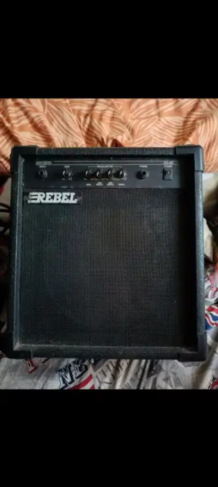 Dijual Speaker Ampli Gitar merk ternama Rebel ukuran 12 inch.
