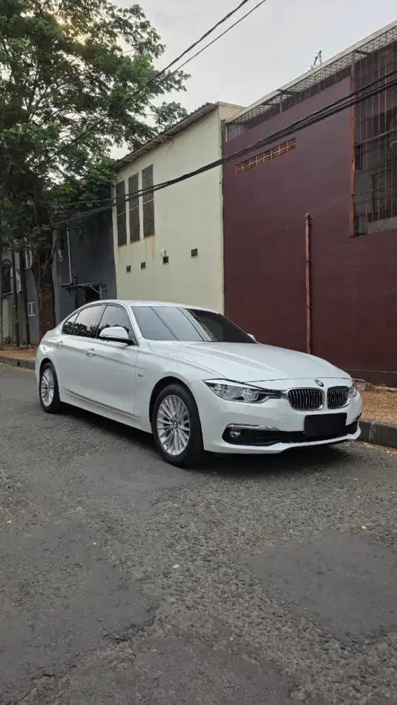 BMW 320i Luxury LCi (BSI on s/d 2028)