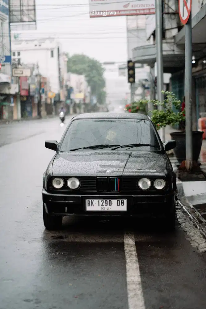BMW 318i E30 M40 1989 Manual Hitam - Cat Baru, Mulus, AC Dingin