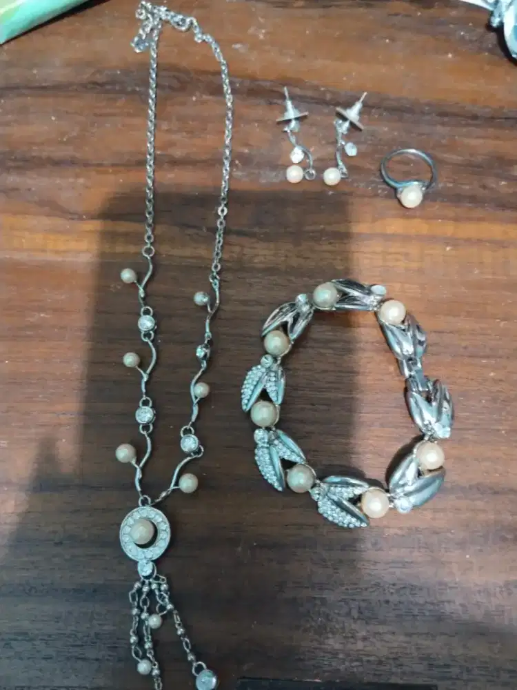 1set asesoris mutiara