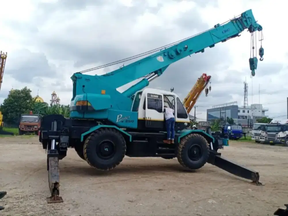 Raughterain crane kobelco panter 250 tahun 2009