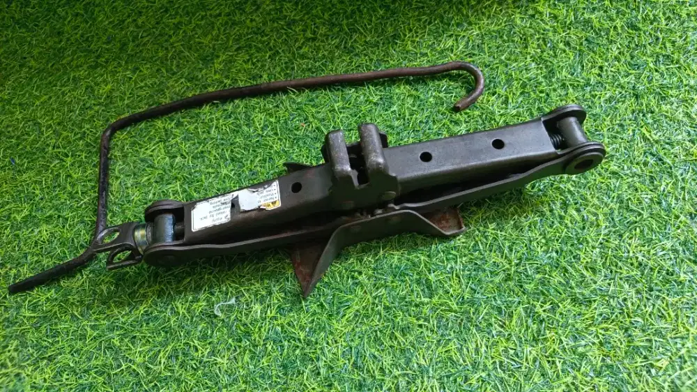 Dongkrak mobil copotan suzuki minus butuh sentuhan agak keras diputar