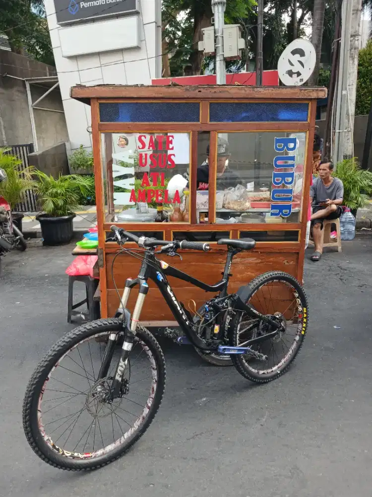 SEPEDA MTB FULLSUS GIANT REIGN 2