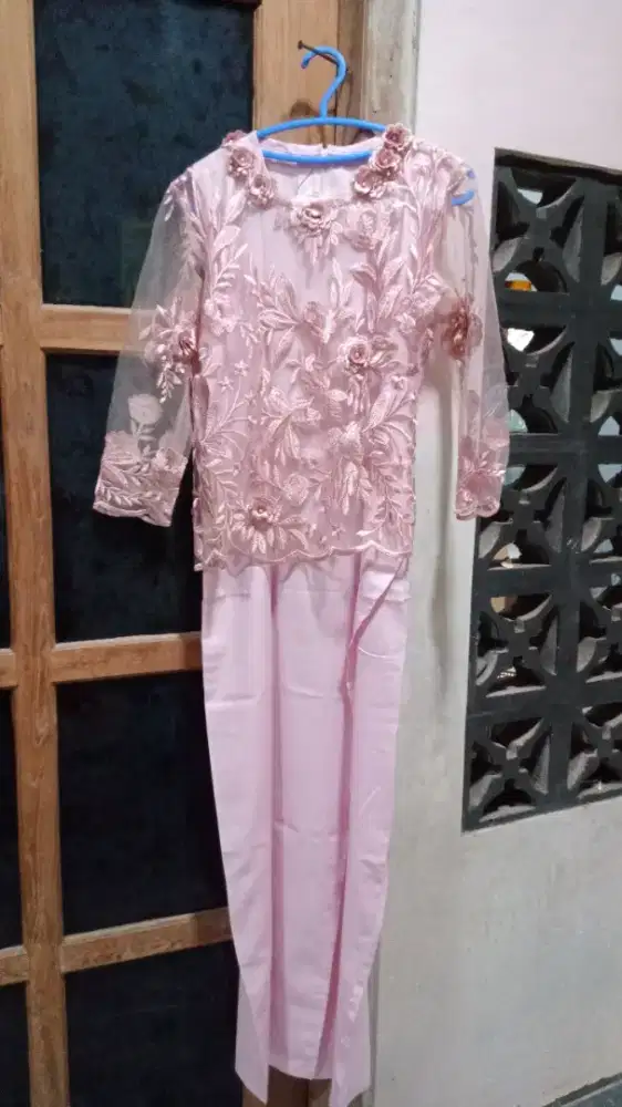 Baju dan atasan wanita untuk pesta.