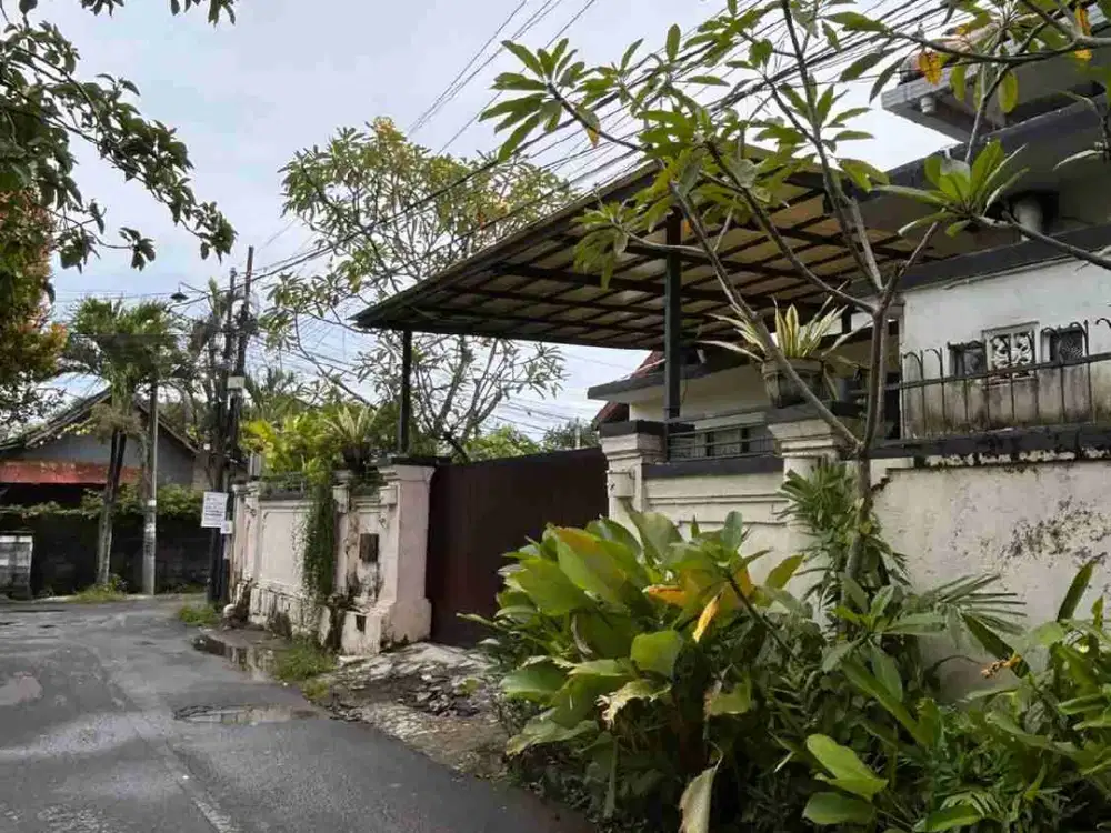 Dijual Rumah Cantik Dengan Kolam Renang