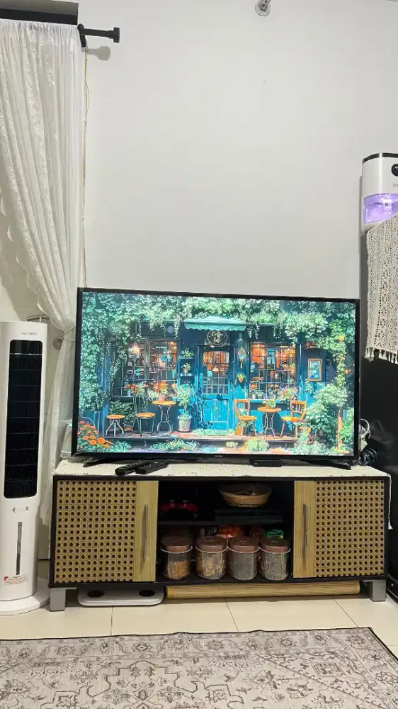 Meja dan lemari TV