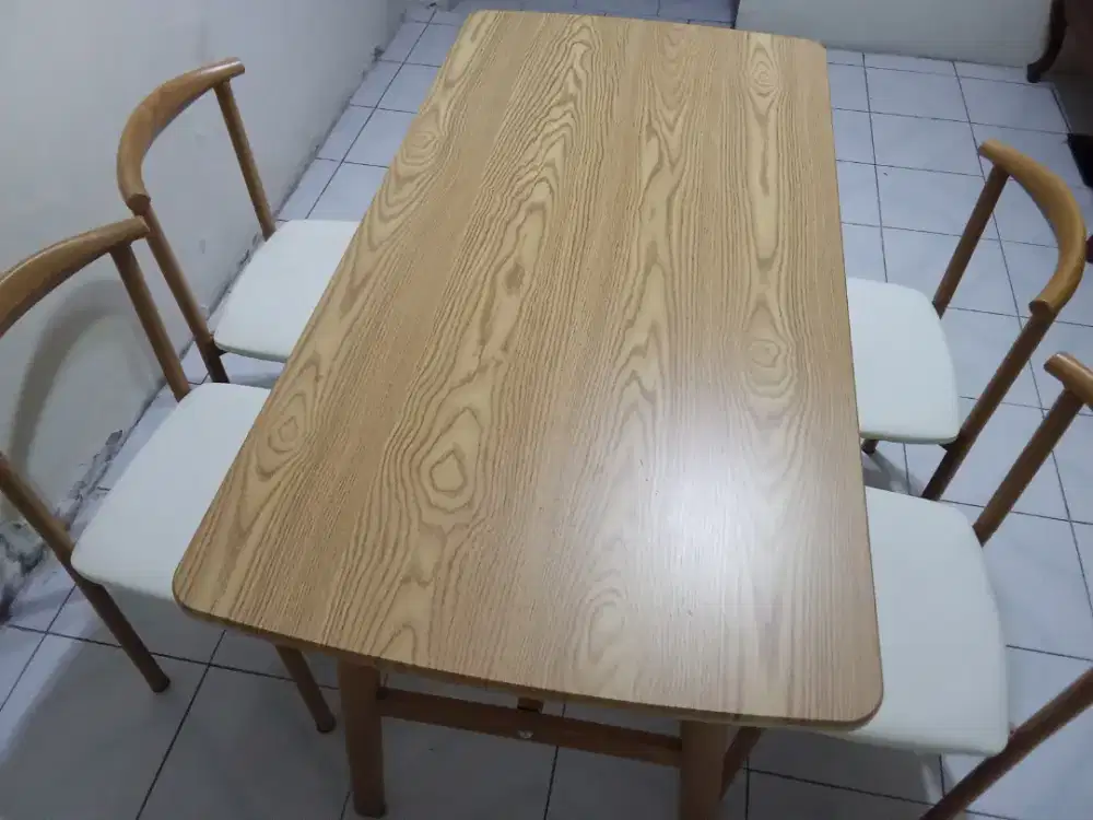 Meja makan minimalis