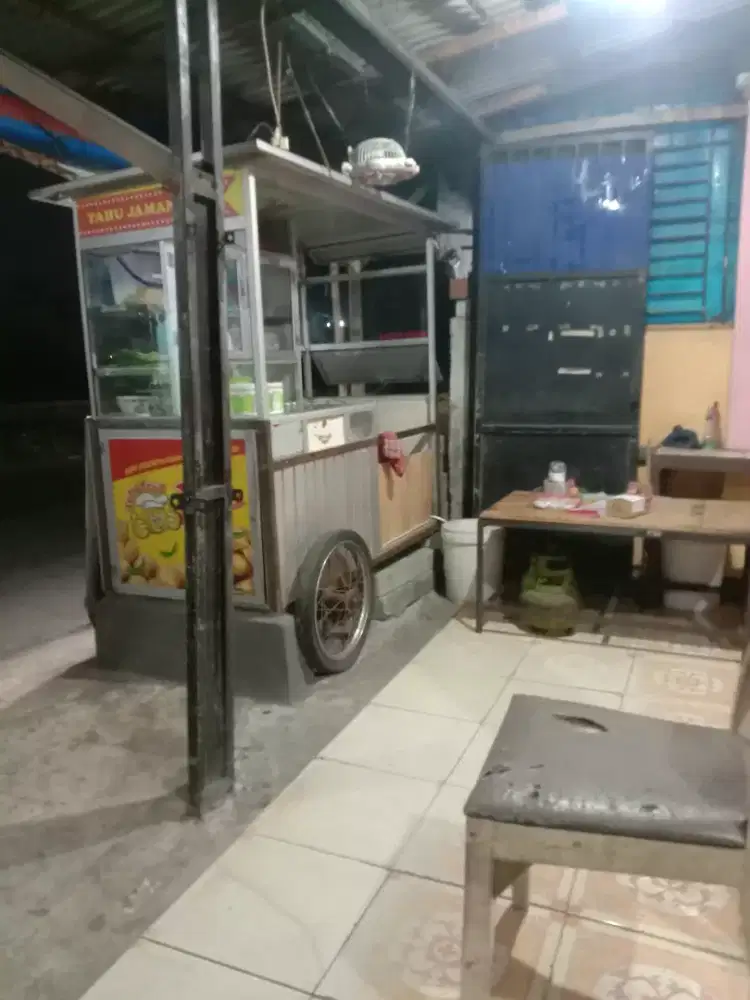 pelayan warung soto
