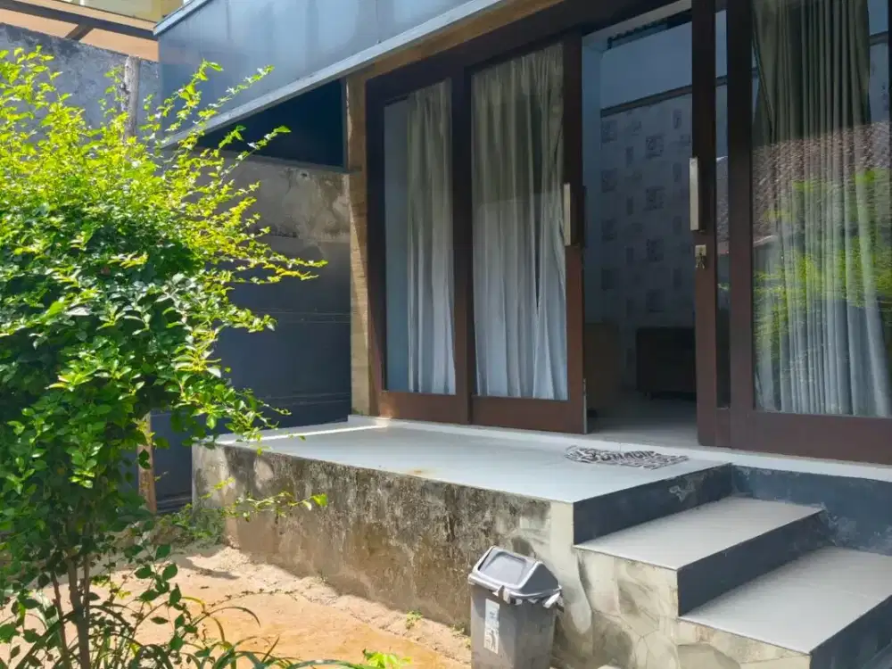 FOR RENT RUMAH SIAP HUNI SEMI FURNISHED LOKASI STARTEGIS DEKAT LAPANGAN RENON