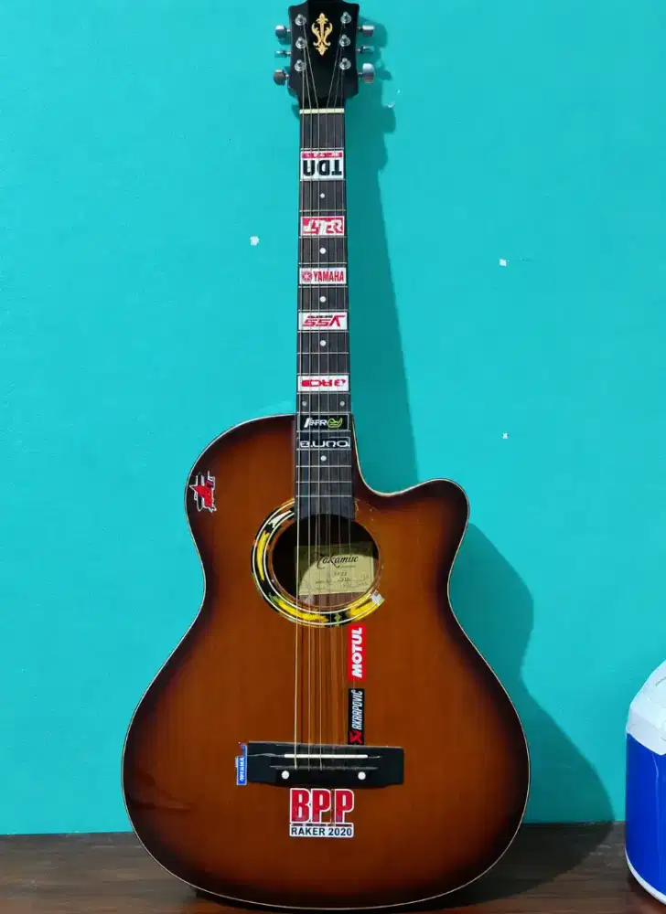 Gitar akustik Yamaha